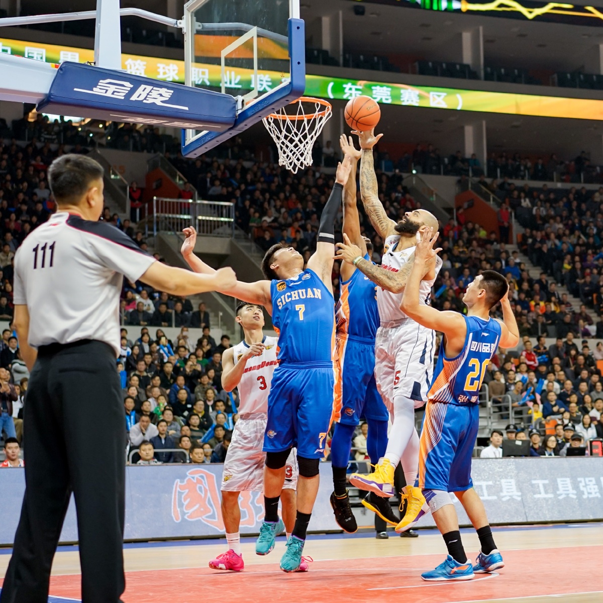 拉卡泽特回到酋长球场，观看并解说枪手对阵拜仁的比赛（拉卡泽特重返酋长球场，现场解说阿森纳对拜仁之战）