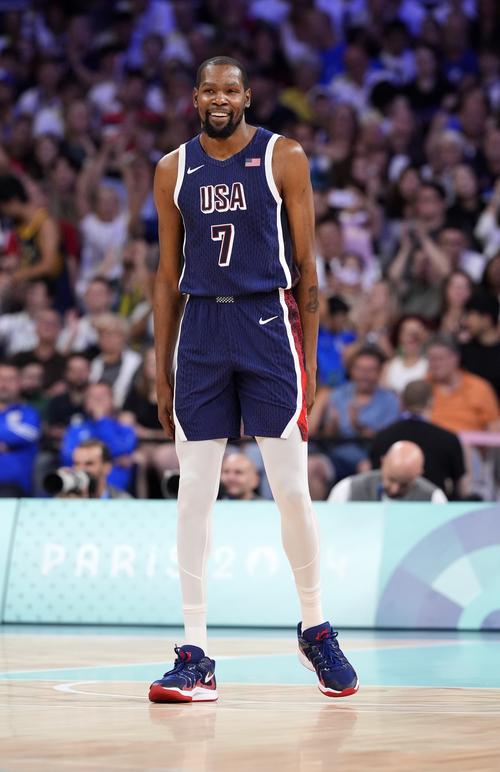 曾引起争议，西安国际足球中心草坪已重新铺设，明年3月达标（争议已成过去：西安国际足球中心草坪完成重铺，预计明年3月达标）