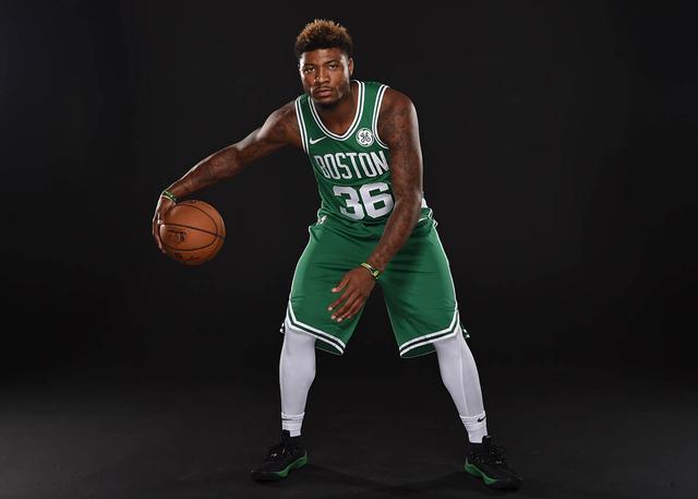 逆天倒勾！40岁C罗一飞冲天：队友对手都看傻了 梦回7年前那一晚（40岁C罗再现惊世倒钩！腾空一击震慑全场，恍若回到七年前那夜）