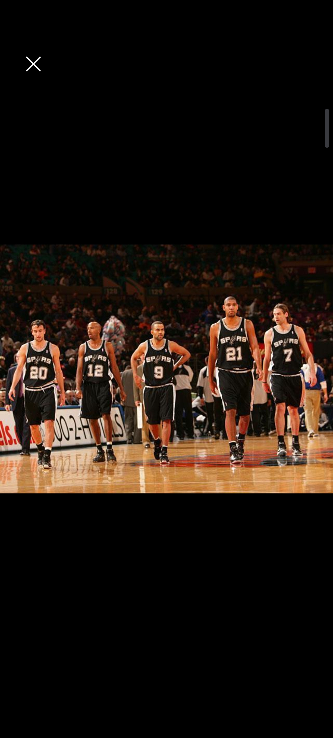 法兰克福球迷在诺坎普球场对巴萨支持者发动投掷袭击（诺坎普球场冲突：法兰克福球迷向巴萨支持者投掷物品）