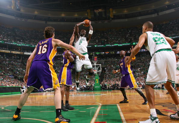 欧冠决赛用球谍照：包含白+深紫，灵感来自举办城市布达佩斯（欧冠决赛用球疑似曝光：白+深紫配色，设计灵感源于布达佩斯）