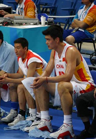 中足联细化“观众不当行为”细则：赛区将对球迷不当行为负责（中足联细化观众不当行为规范：赛区须承担球迷违规责任）