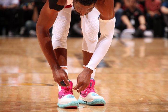 詹姆斯关键得分锁定胜局（詹姆斯致命一击奠定胜局）