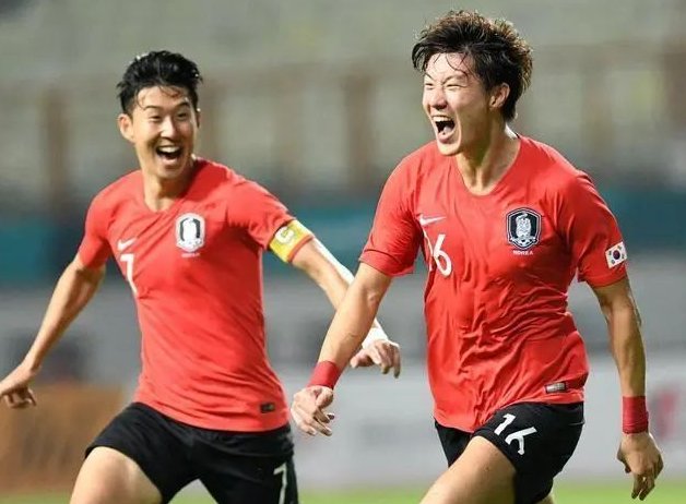 开香槟！中国女排3-1战胜日本豪取3连胜！赵勇变阵封神