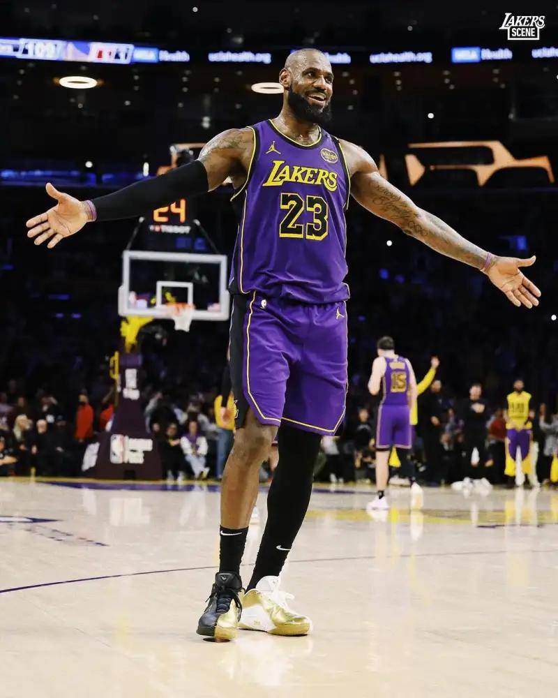 埃杜在高铁站被围满，合同今年到期，他说明年也希望在深圳（埃杜高铁站遭围堵，合同今年到期：盼明年留在深圳）