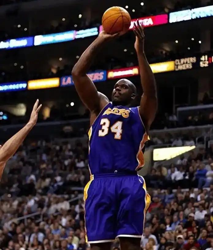 张伯伦代表阿森纳U21出战曼联U21，8年后再为枪手比赛（张伯伦披阿森纳U21战曼联U21，时隔8年再度为枪手登场）